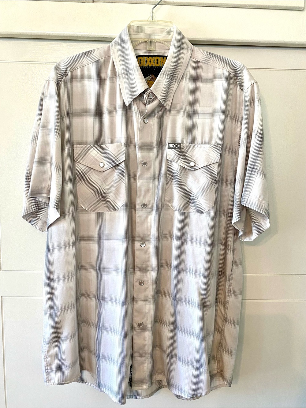 DIXXON Men's Short-Sleeve Plaid Button-Down Shirt in Light Gray and Cream